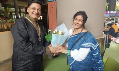 100 से अधिक बच्चों की मां और 73 घंटे पेंटिंग कर वर्ल्ड रिकॉर्ड बनाने वाली मनन चतुर्वेदी का मुंबई एयरपोर्ट पर हुआ भव्य स्वागत